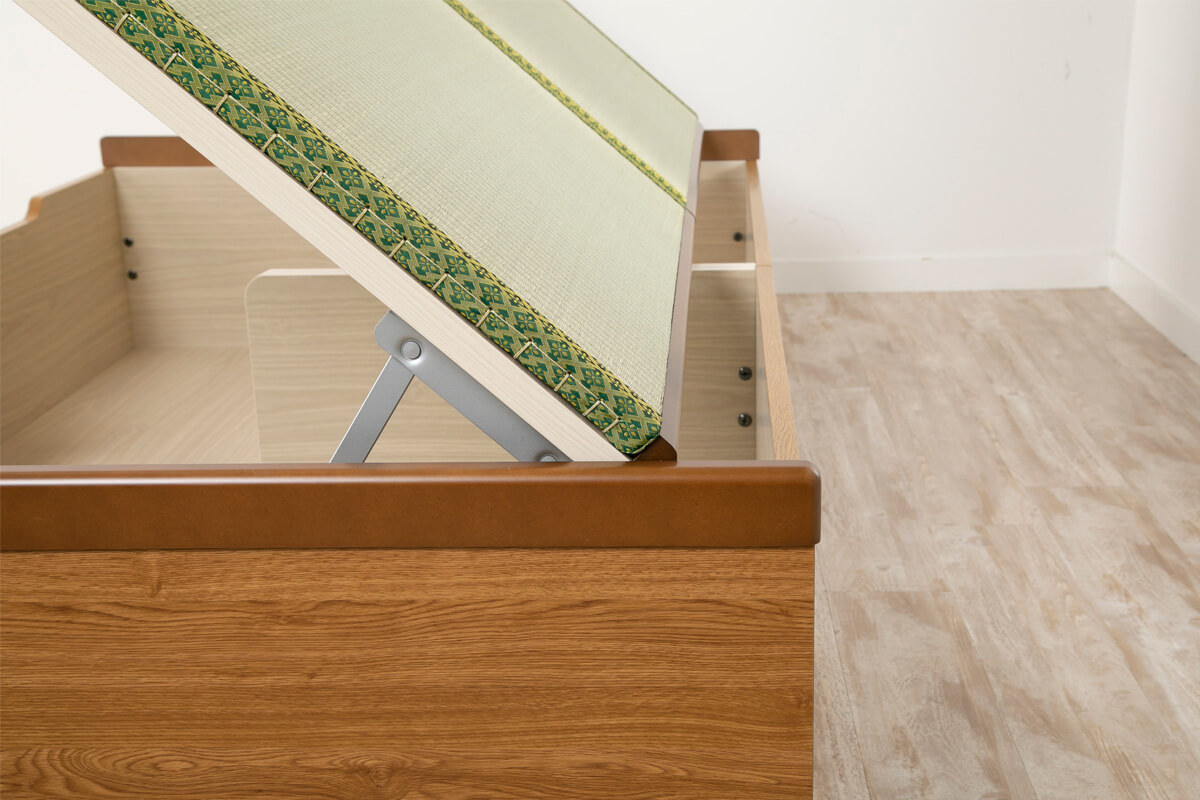 床板は内側にスライドして開閉