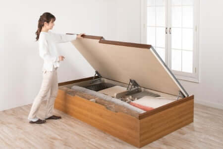 バネの力でスムーズに開閉