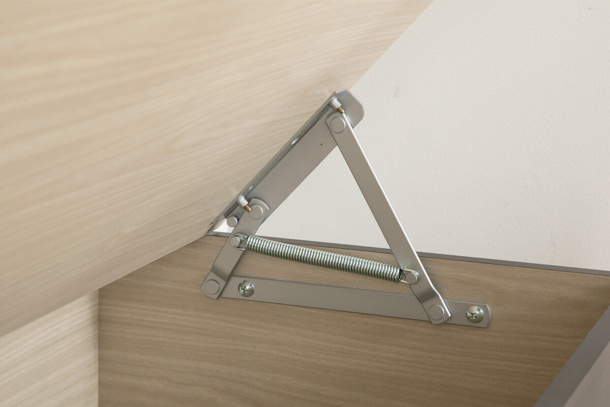 バネの力で開閉スムーズ