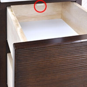 引出しは、安全ストッパー付き（赤丸部分）